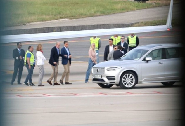 Juan Carlos I y su misteriosa amiga se subieron a un coche tras el aterrizaje de este en España.