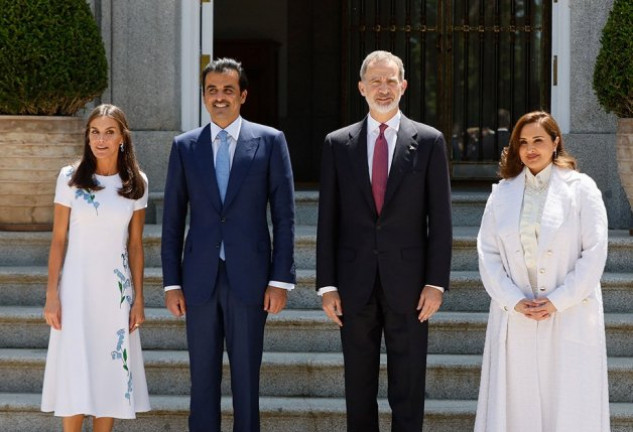 Los Reyes recibieron al emir de Qatar y su esposa.