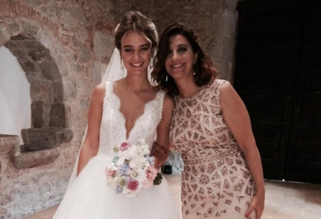 Laura Escanes, junto a su madre el día de su boda con Risto Mejide.