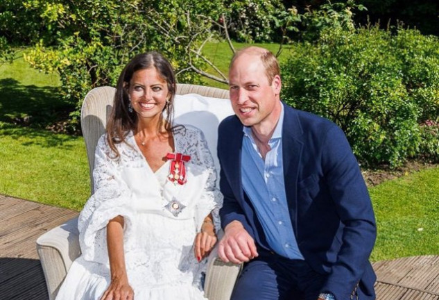 Guillermo de Inglaterra, junto a Deborah James. 