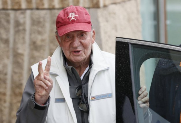 El rey Juan Carlos ha llegado a la Zarzuela hacia el mediodía.