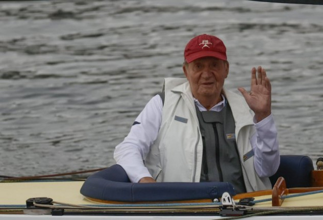 Don Juan Carlos sorprendió con un chaleco, gorra y un carísimo complemento.