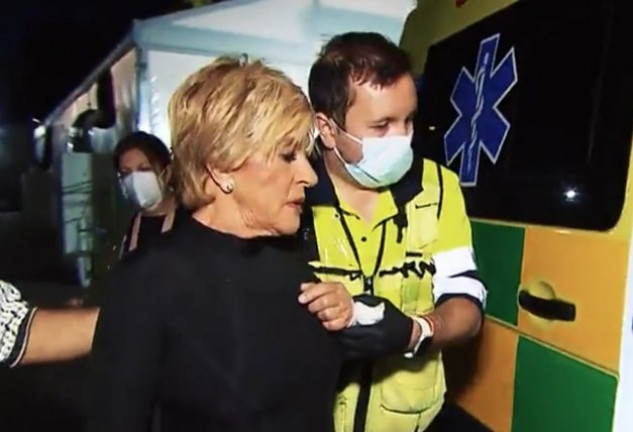 Chelo García Cortés, atendida por los servicios médicos de emergencias en la 'Sálvame Fashion Week' (Telecinco).