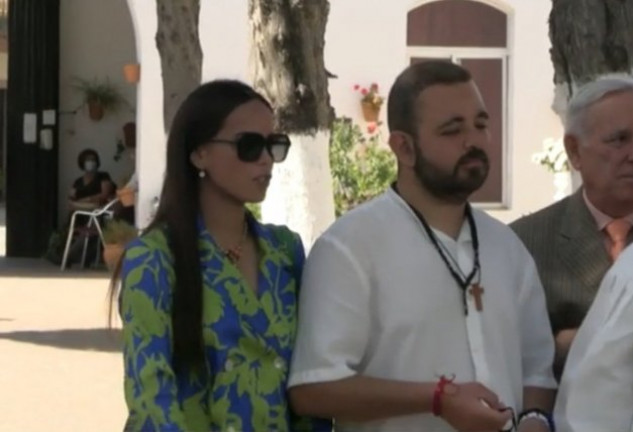 Gloria Camila Ortega y David Flores visitando el mausoleo de Rocío Jurado en Chipiona ('Ya es Mediodía').