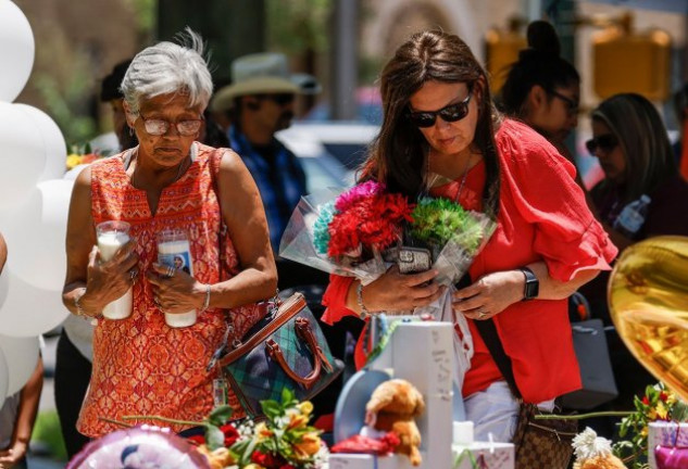 Unas mujeres, en el homenaje a las víctimas de Uvalde.