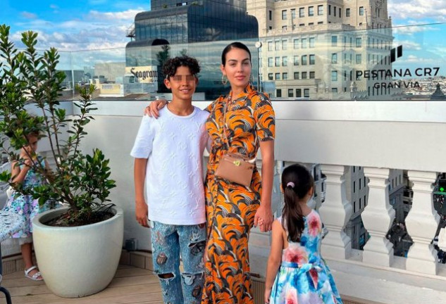 Georgina, junto a sus hijos en el hotel de Cristiano Ronaldo en Madrid.