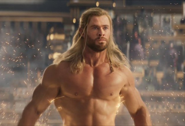 Chris Hemsworth, de 38 años, luce así de espectacular en su nueva película. 