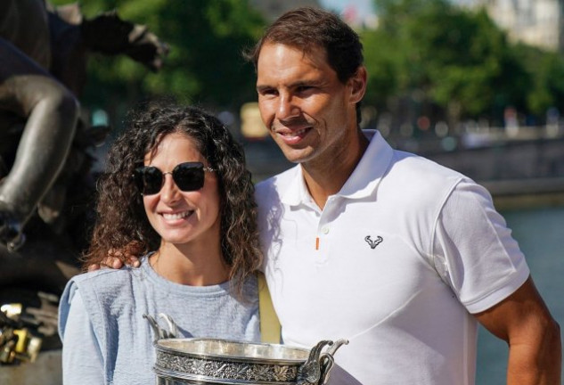 Nadal celebró su Roland Garros posando con su esposa, Mery Perelló, otro de sus grandes apoyos en su carrera, desde que empezaron a salir en el 2005.