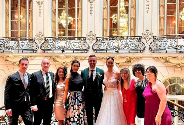 Los novios con Pilar Rubio y otros invitados.