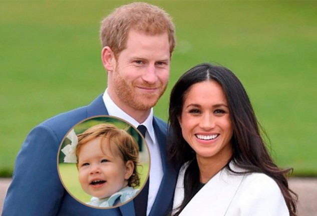 Según la fotografía difundida por los Sussex, la niña es pelirroja como su padre, pero tiene los ojitos rasgados de su madre.