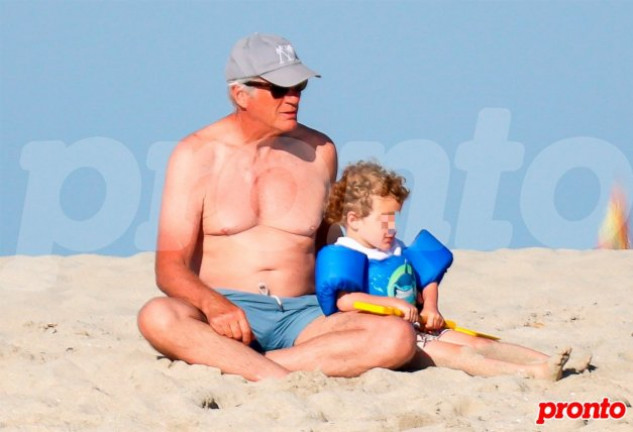 Richard Gere estuvo muy pendiente de sus hijos durante su jornada playera. 