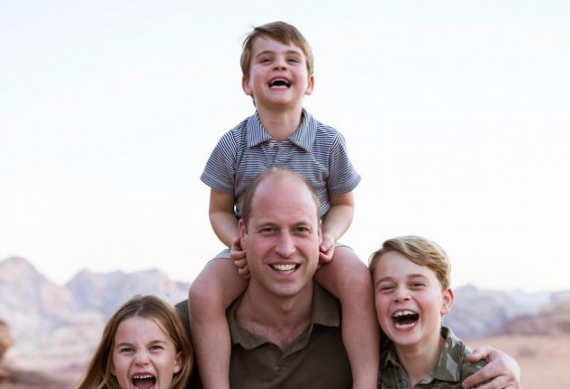 Guillermo de Inglaterra, en un divertida imagen junto a sus tres hijos, Charlotte, George y Louis. 