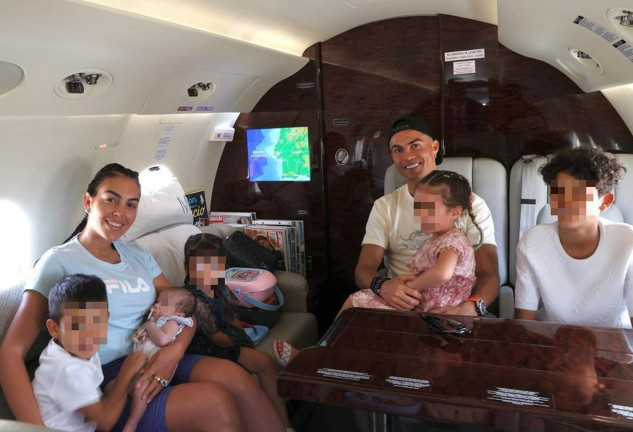 La pareja está disfrutando de unas merecidas vacaciones con sus hijos.