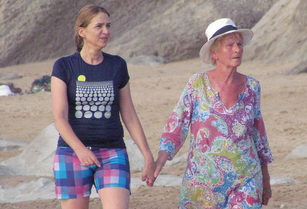 cristina de borbon con su suegra en la playa