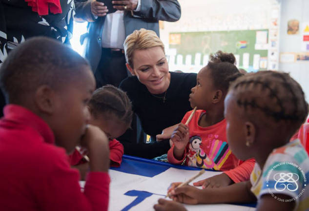 La mujer del príncipe Alberto de Mónaco con algunos niños en una escuela sudafricana.