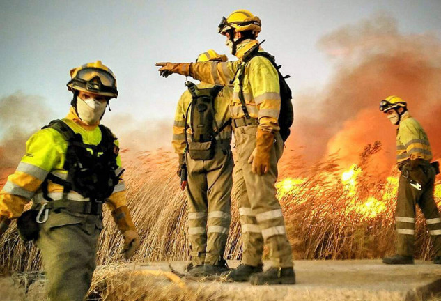 bomberos combatiendo el fuego