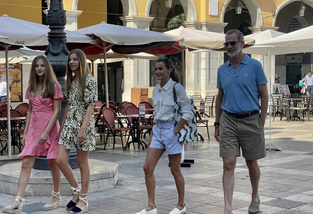 Los Reyes, Leonor y Sofía, relajado paseo por la Plaza Mayor de Palma de Mallorca.