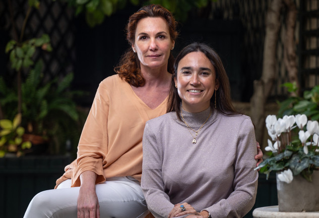 Macarena López-Roberts (izquierda) y Angie calero (derecha), autora del libro.