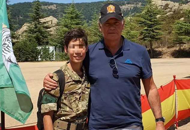 Bertín, en compañía de su hijo Carlos, de 14 años, durante la visita que el presentador hizo al campamento militar.
