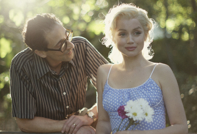 Adrien Brody, caracterizado como Arthur Miller, tercer esposo de Monroe, y Ana de Armas.