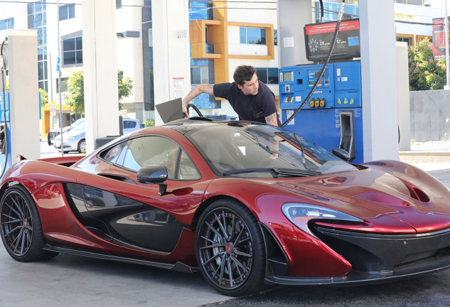 Brooklyn Beckham con su nuevo coche