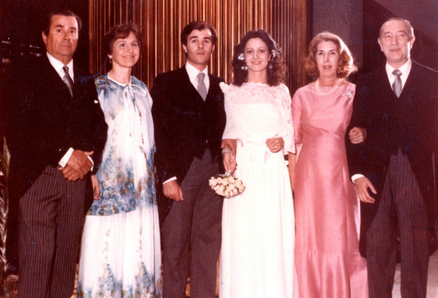 Los marqueses (segunda por la izqda. y primero por la dcha.) en la boda de su hija.