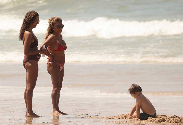 Las hermanas Flores con Noah, a la orilla de la playa