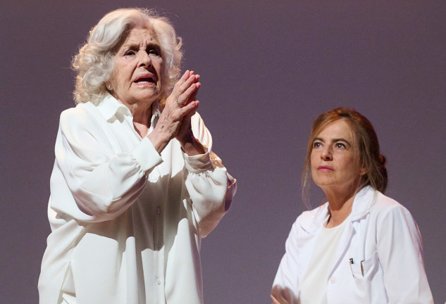 Lola Herrera actuando en el Teatro Reina Victoria de Madrid