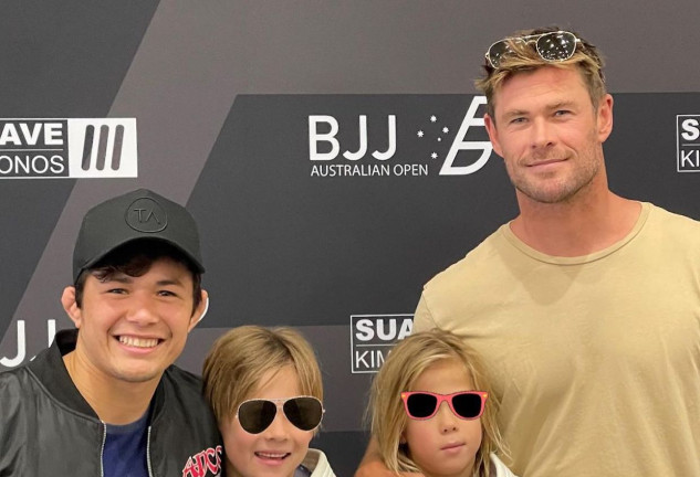 Chris Hemsworth junto a sus mellizos, Sasha y Tristan, y el entrenador.