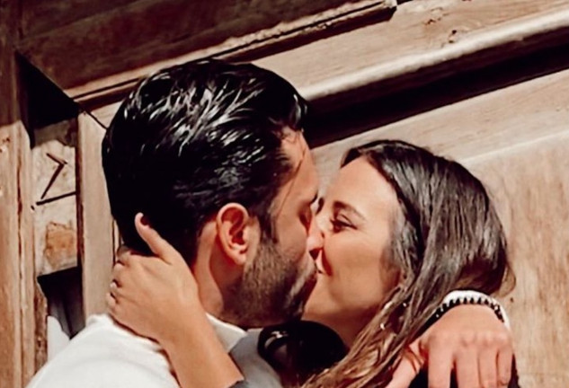 Jorge Pérez y Alicia Peña, besándose muy acaramelados