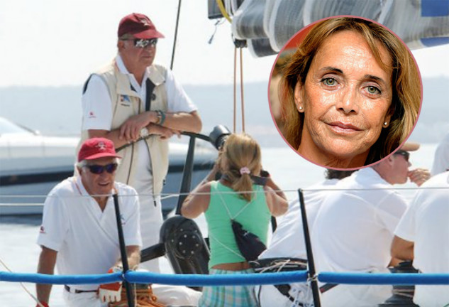 Juan Carlos con su amiga y otros amigos en un barco