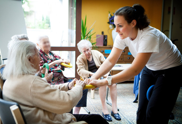 Ancianas con alzheimer cuidados en residencia