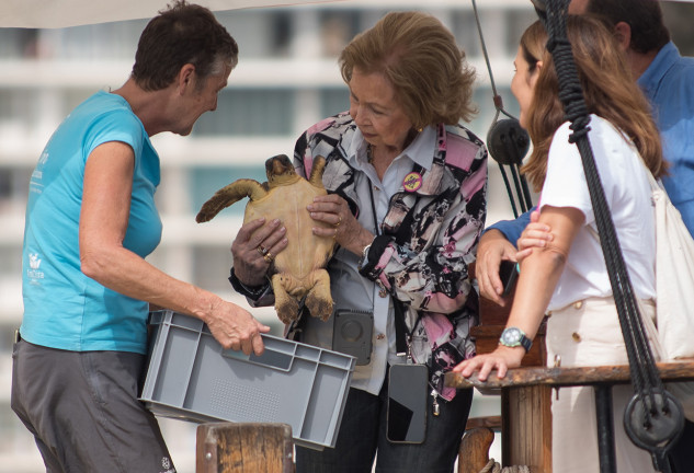 Reina Sofía sosteniendo una tortuga marina