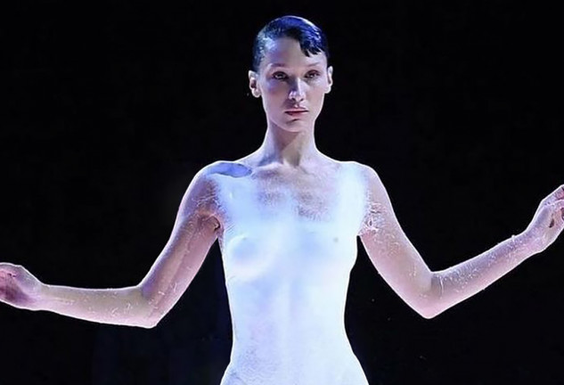 Bella Hadid vestido espray