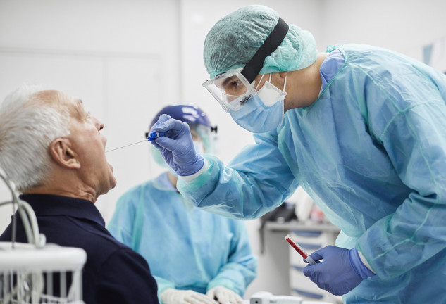 Un sanitario hace test covid a un paciente