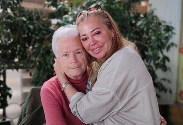 Belén Esteban posando junto a su madre, Carmen (@belenestebanmenendez)