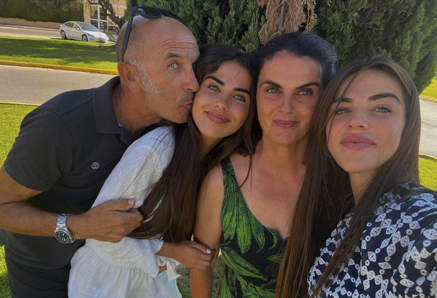 Violeta Mangriñán junto a su familia este verano.