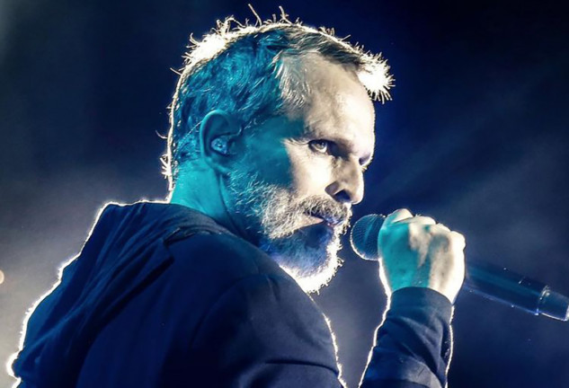 Miguel Bosé cantando