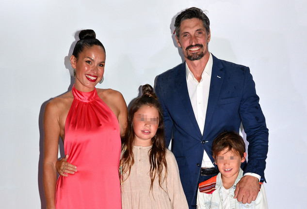 Mireia Canalda con su marido y sus hijos.