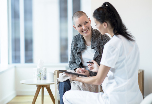 Persona con cáncer siendo atendida por una doctora
