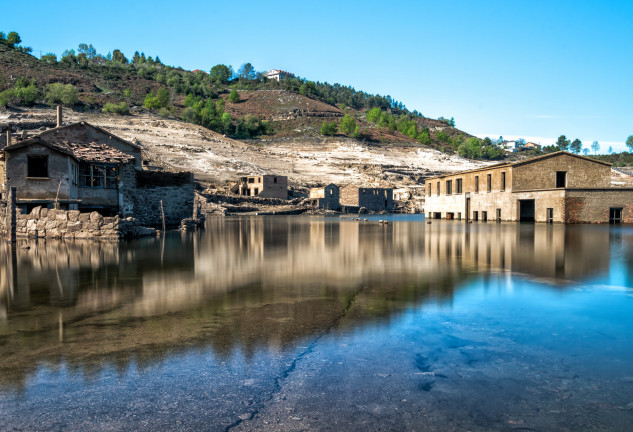 Pueblo fantasma de Aceredo en el embalse de Alto Lindoso