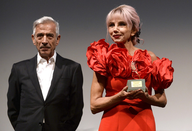 Victoria Abril recibe un premio de Imanol Arias