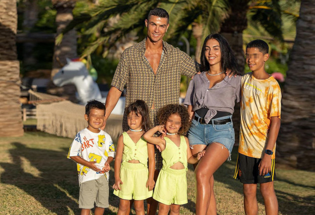 Cristiano y Georgina con sus hijos en uno de sus viajes.