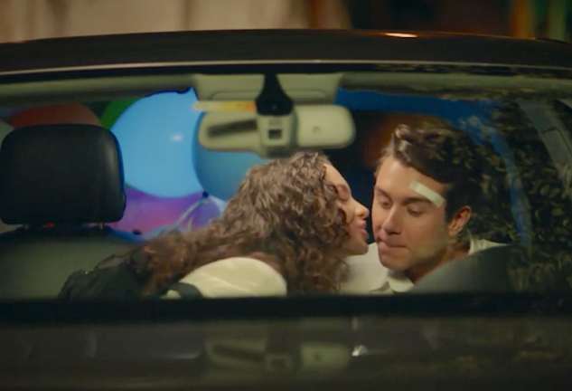Asiye y Doruk en el capítulo de la serie turca 'Hermanos'.