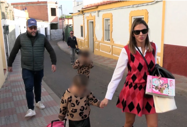 Kiko Rivera e Irene Rosales, de paseo con sus hijas.