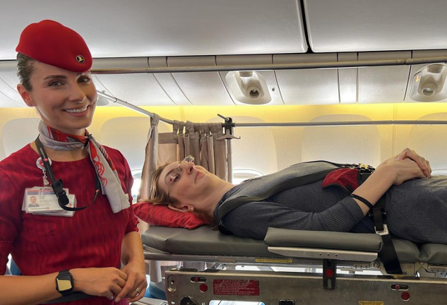 Mujer mas alta del mundo en un avión de Turkis Airlines