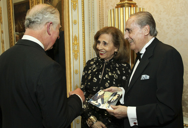 Jaime Peñafiel saludando al rey Carlos III de Inglaterra