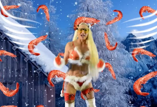 Leticia Sabater en un fotograma del videoclip de 'Papá Noel lléname el tanke'.