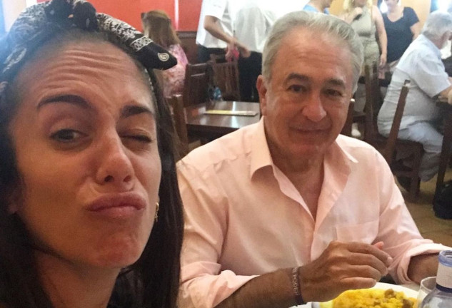 Anabel Pantoja en una imagen con su padre Bernardo en un restaurante