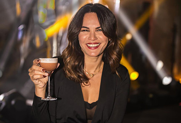 Fabiola Martínez brindando con una copa en la mano